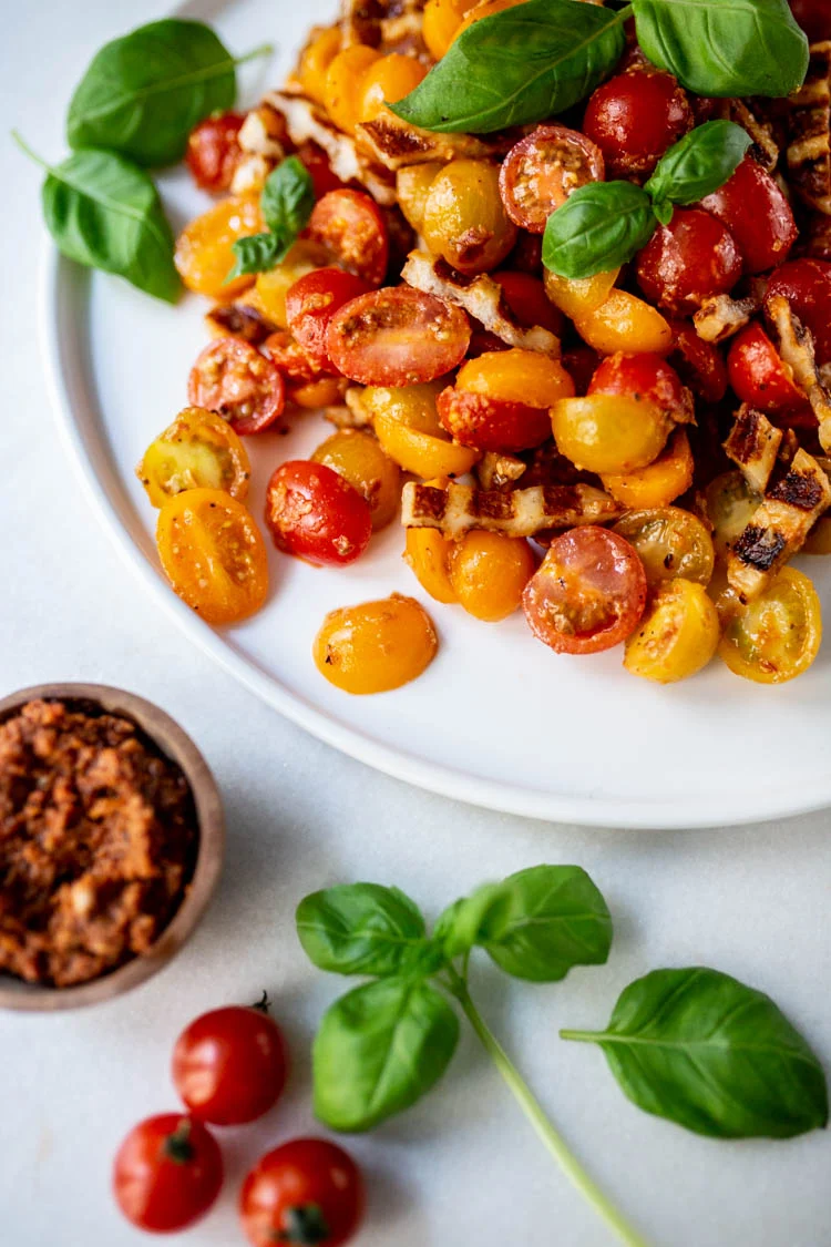 10x Italiaanse salade recepten 7 TomatenSaladeHalloumiPesto ST