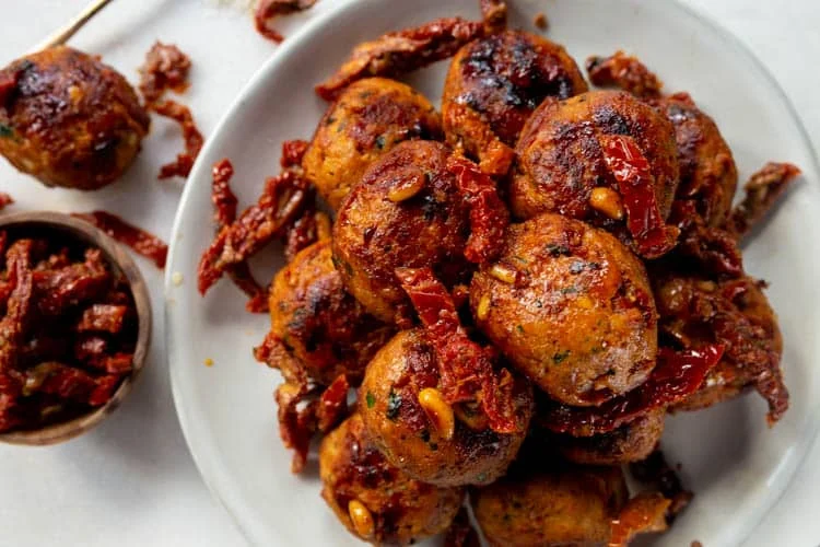 Kipgehaktballetjes met Zongedroogde Tomaatjes 2 KipgehaktballenZongedroogdeTomaat FI