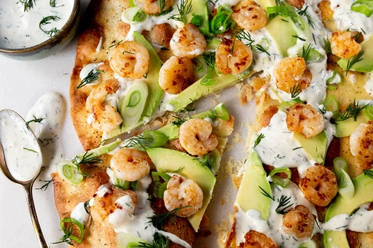 Koude pizza met garnalen, avocado en dilledressing 1 koude pizza met garnalen