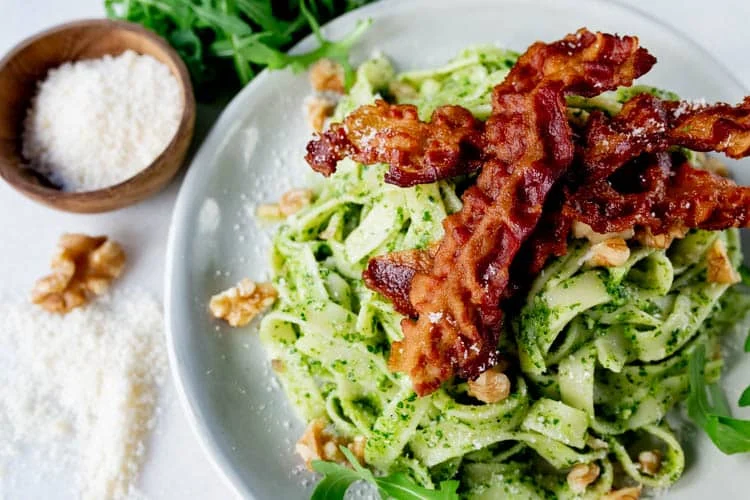 Tagliatelle met Rucolapesto, Ontbijtspek en Walnoten 10 Tageliatelle Rucolapesto Spek FI