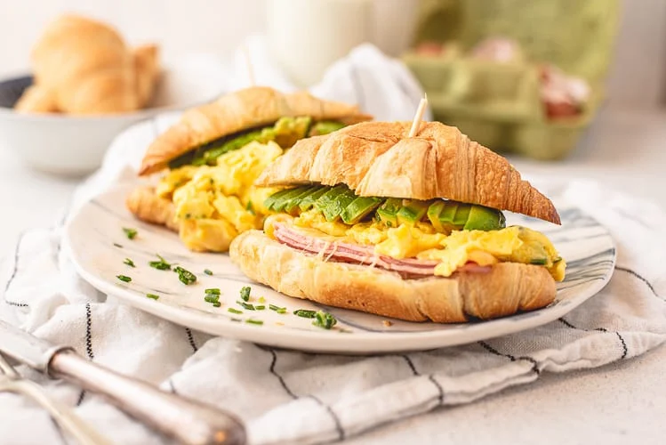 Croissanttosti's + de allerlekkerste scrambled eggs 14 Croissanttosti met scrambled eggs