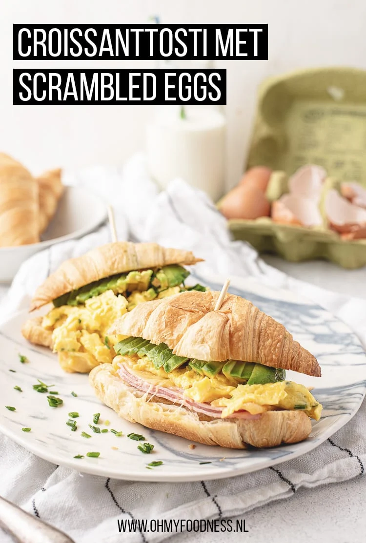 Croissanttosti met scrambled eggs