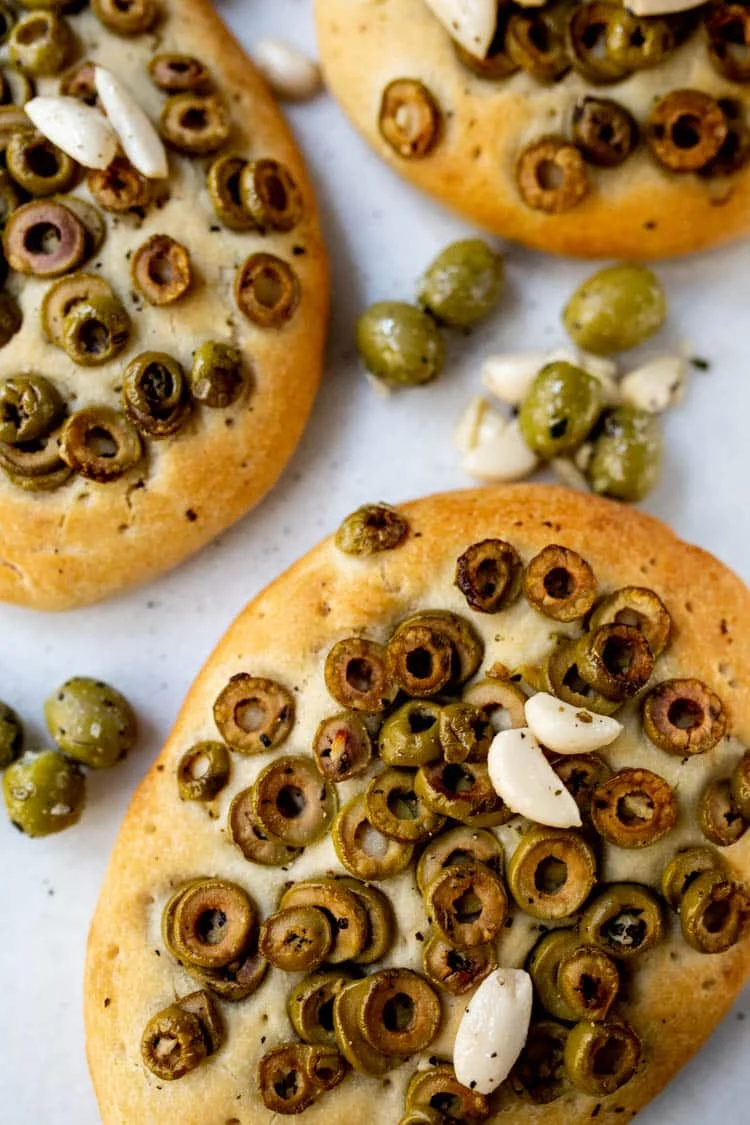 Focaccia's met Knoflookolijven 1 KnoflookOlijvenFoccacia ST