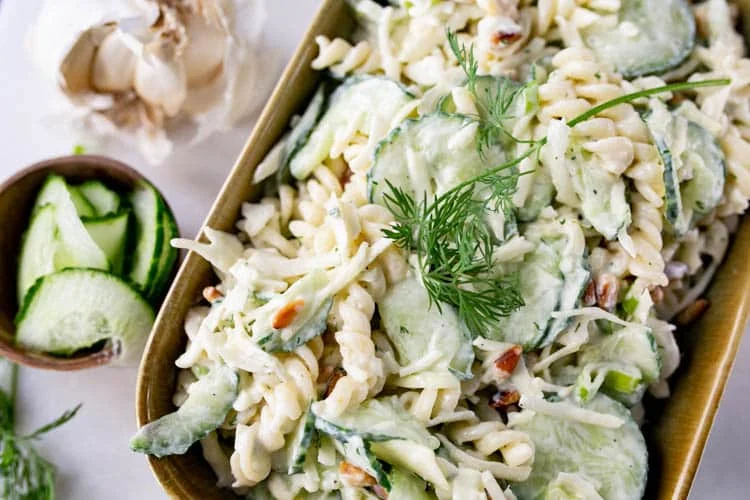 Romige Pastasalade met Komkommer en Witte Kool 8 RomigeKomkommerPastaSalade FI