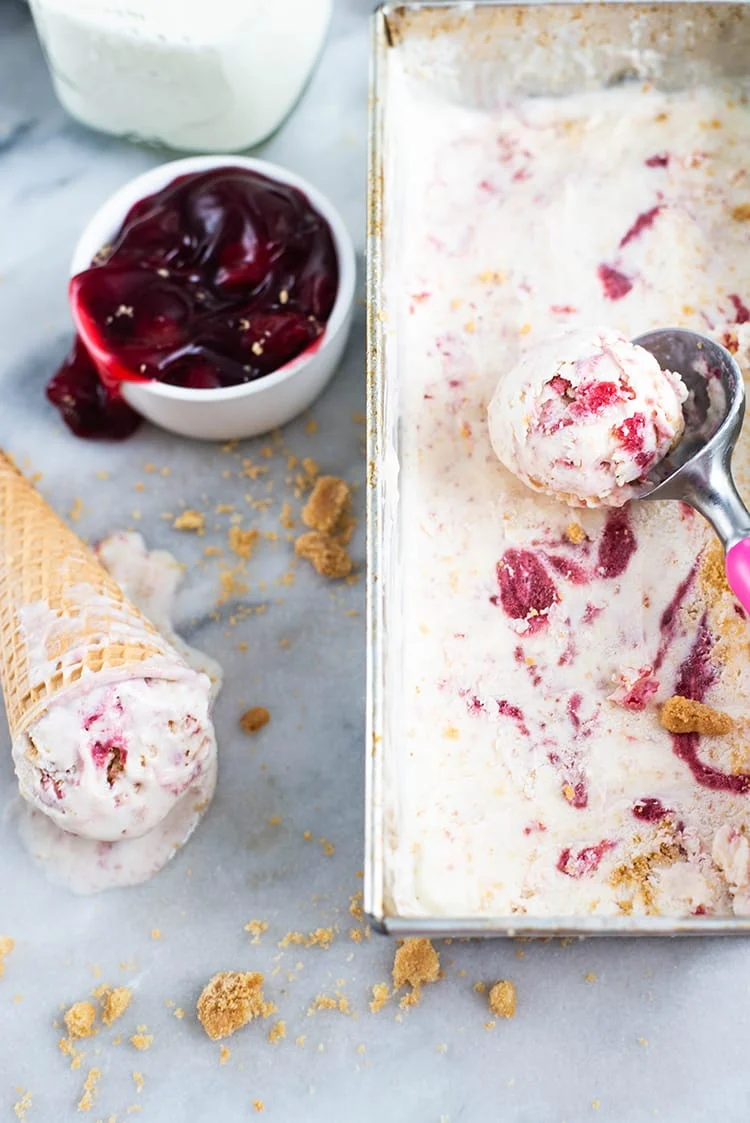 Cheesecake-ijs (zonder ijsmachine!) uit mijn Cheesecake boek 2 Cheesecakeijs met amarena