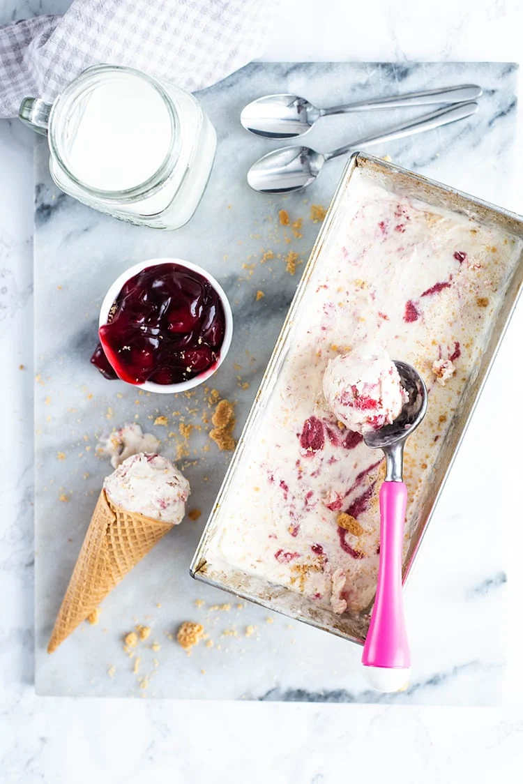 Cheesecake-ijs (zonder ijsmachine!) uit mijn Cheesecake boek 1 Cheesecakeijs met amarena