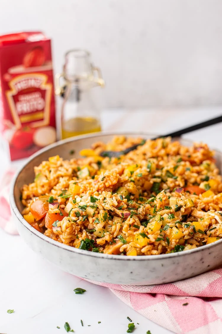 Koude rijstsalade met kip en restjes groenten 2 Koude rijstsalade met kip en restjes groenten