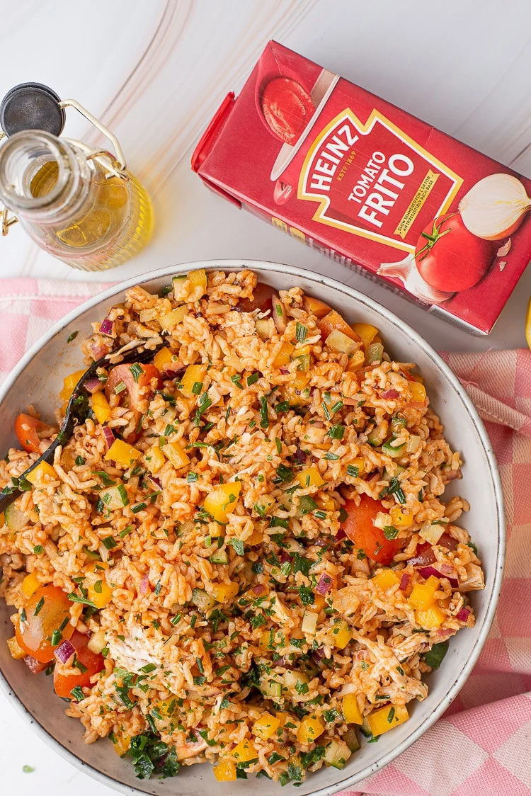 Koude rijstsalade met kip en restjes groenten 3 Koude rijstsalade met kip en restjes groenten