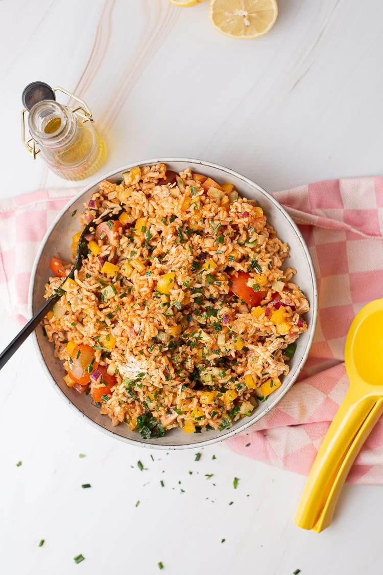 Koude rijstsalade met kip en restjes groenten 4 Koude rijstsalade met kip en restjes groenten