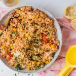 Koude rijstsalade met kip en restjes groenten