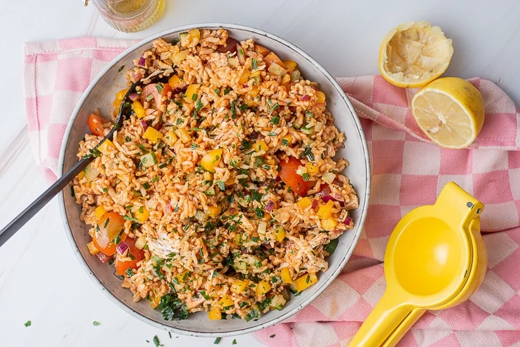 Koude rijstsalade met kip en restjes groenten 5 Koude rijstsalade met kip en restjes groenten