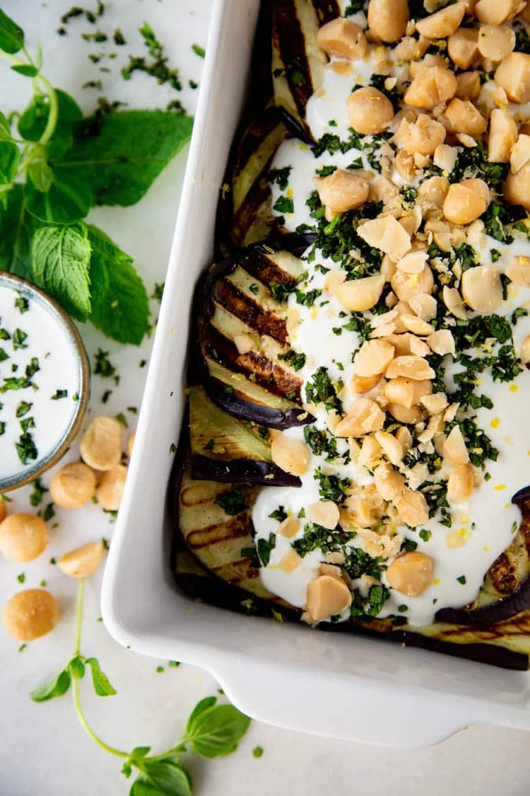 Gegrilde Aubergine met Fetayoghurt en Macadamia's 1 GegrildeAubergineFetayoghurt ST