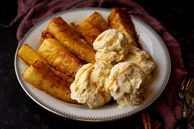 Gegrilde ananas met kaneelsuiker en vanille-ijs 11 Gegrilde ananas met kaneelsuiker