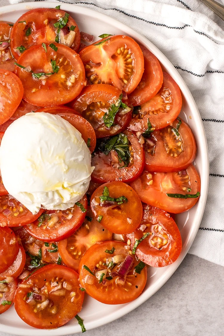 10x Italiaanse salade recepten 5 Gemarineerde tomatensalade met buffelmozzarella