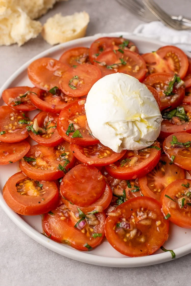 Gemarineerde tomatensalade met buffelmozzarella 2 Gemarineerde tomatensalade met buffelmozzarella