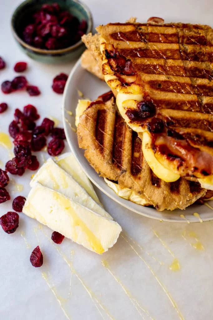 Panini's met Brie, Bacon en Cranberry's 19 68 Paninis met Brie Bacon en Cranberrys ST