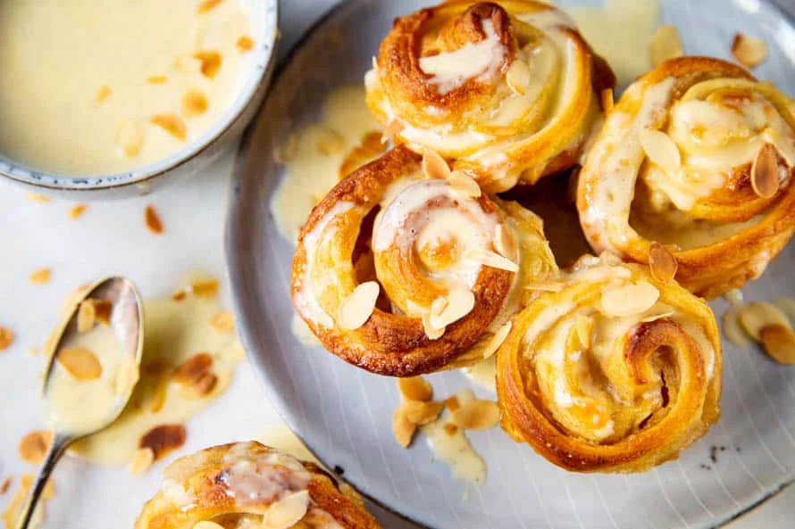 Cruffins met Peer en Vanillesaus 2 Cruffins met Peer en Vanillesaus FI
