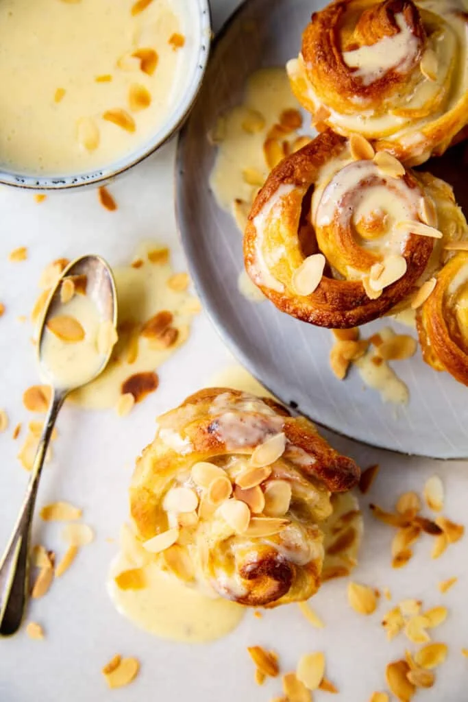 Cruffins met Peer en Vanillesaus 8 cruffins met peer