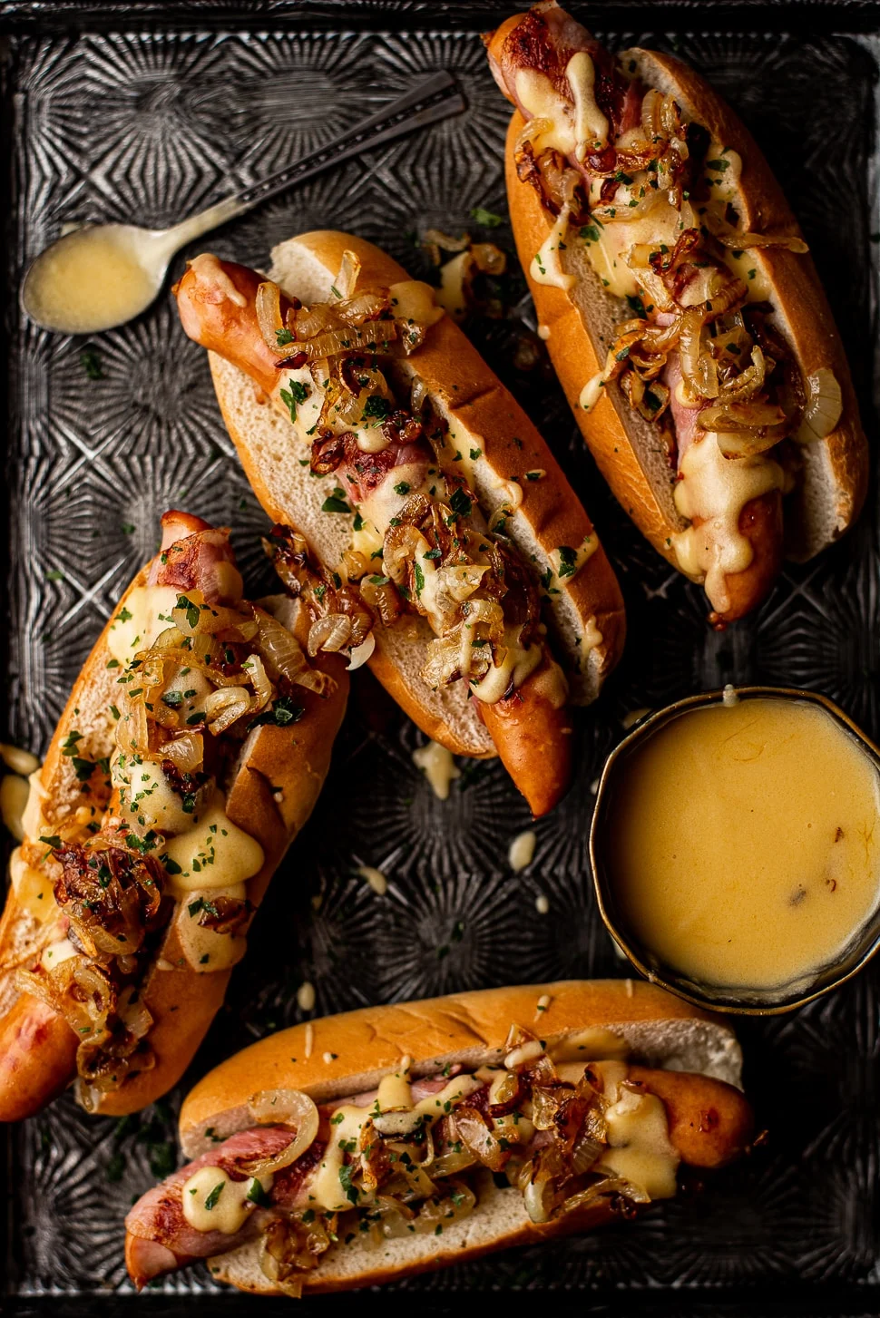 Fastfood Friday: Bacon wrapped hotdogs met cheddar-kaassaus 1 Bacon wrapped hotdogs