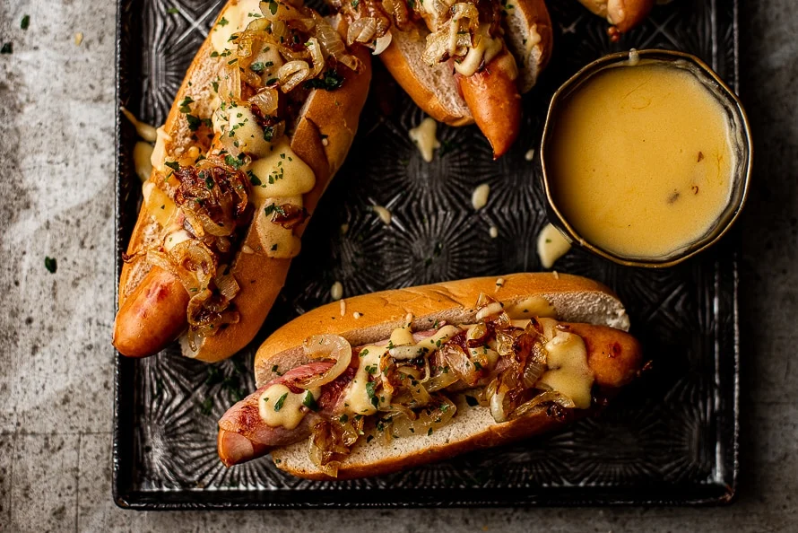 Fastfood Friday: Bacon wrapped hotdogs met cheddar-kaassaus 3 Bacon wrapped hotdogs