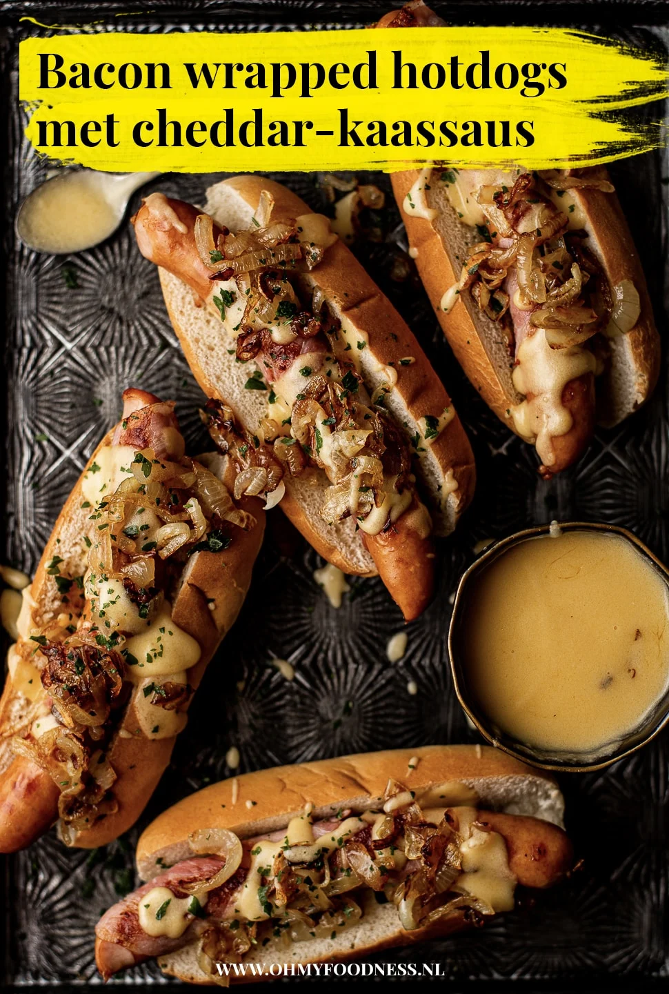 Fastfood Friday: Bacon wrapped hotdogs met cheddar-kaassaus 4 Bacon wrapped hotdogs