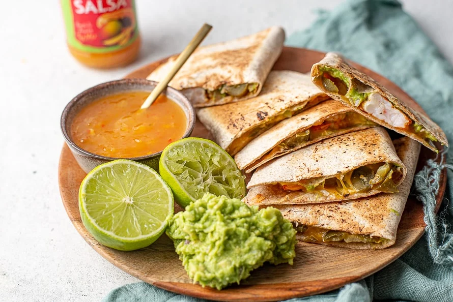 Quesadilla's met gamba's en mango-papaja salsa