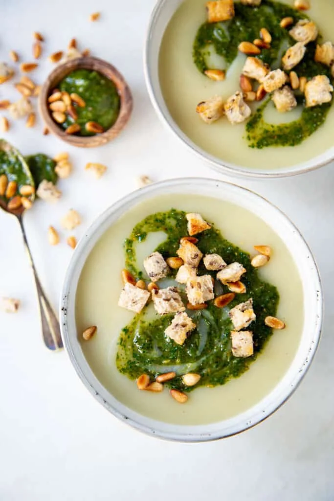 Knoflook Aardappelsoep met Pesto en Croutons 24 Knoflook Aardappelsoep met Pesto en Croutons ST