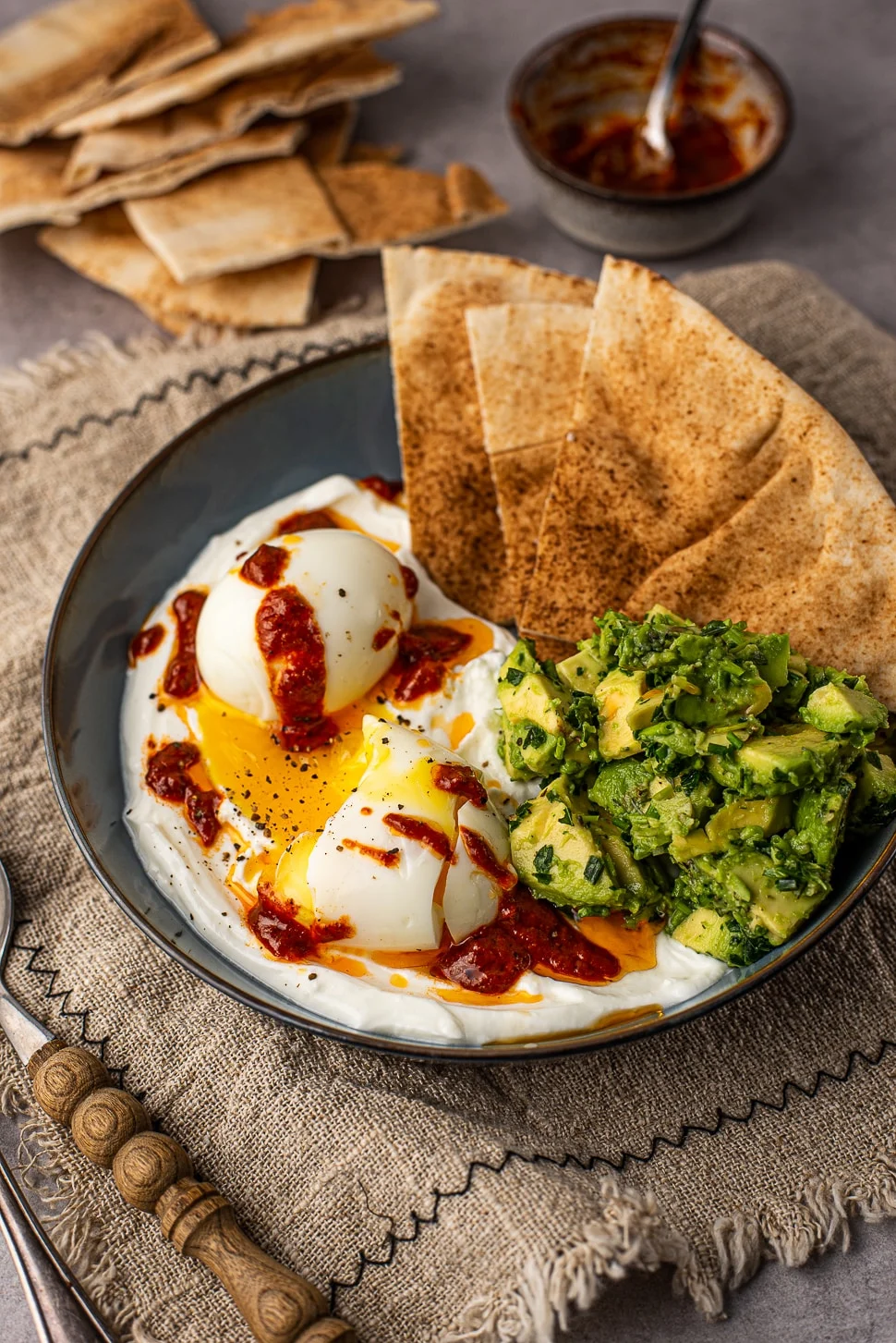 Hartige yoghurtbowl met harissa-eieren en Libanees brood 2 Hartige yoghurtbowl met harissa-eieren en libanees brood