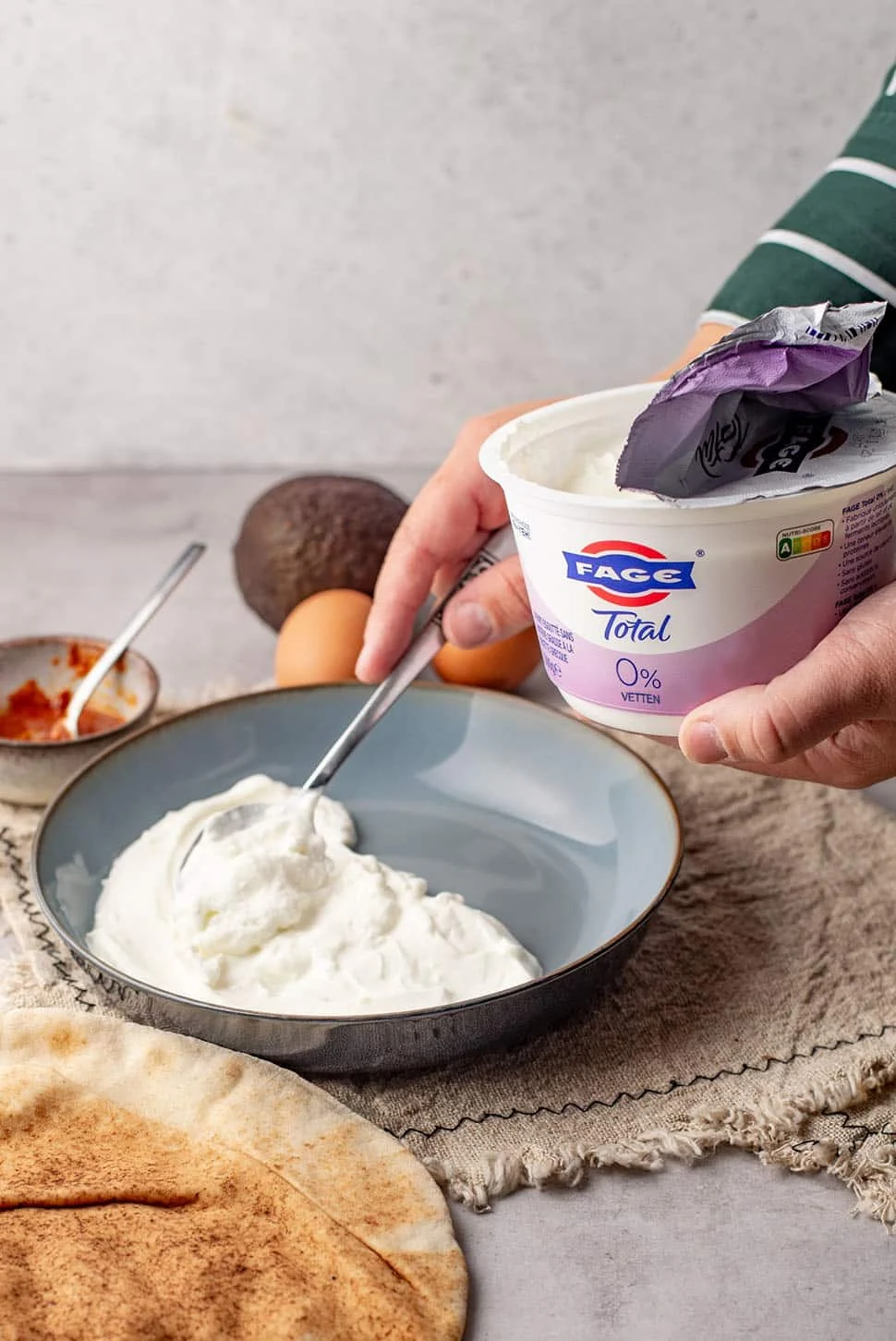 Hartige yoghurtbowl met harissa-eieren en Libanees brood 1 Hartige yoghurtbowl