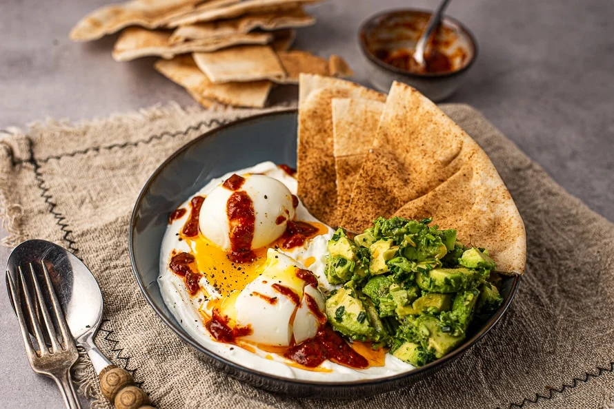 Hartige yoghurtbowl met harissa-eieren en Libanees brood 4 Hartige yoghurtbowl met harissa-eieren en libanees brood
