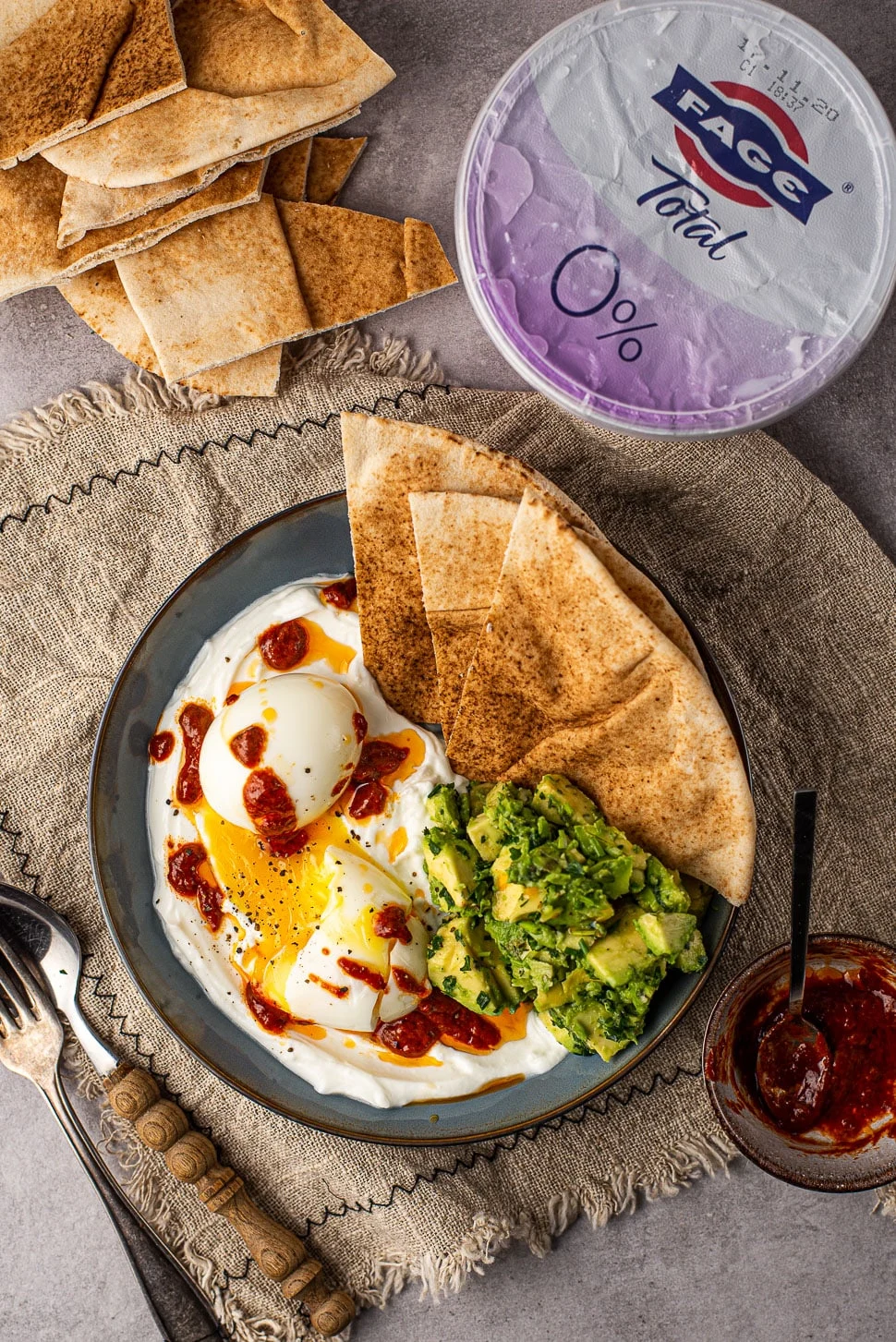 Hartige yoghurtbowl met harissa-eieren en Libanees brood 3 Hartige yoghurtbowl met harissa-eieren en libanees brood