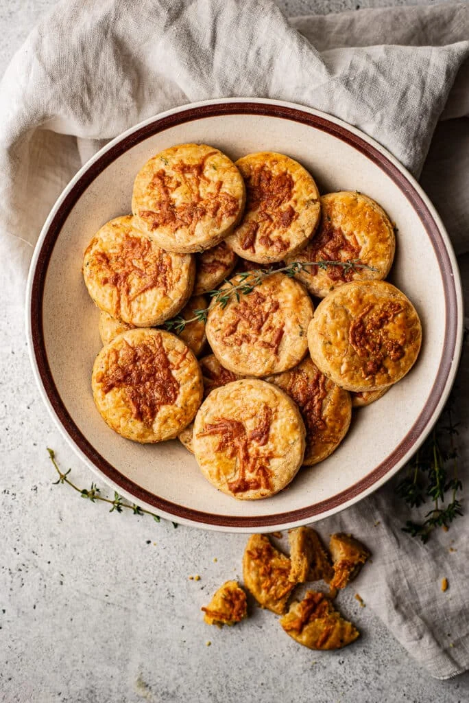 Cook the Books: Kaaskoekjes met manchego en tijm van Rutger 39 Kaaskoekjes met manchego en tijm