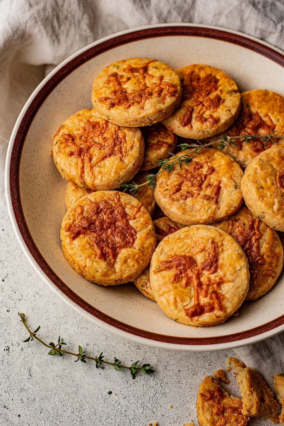 Cook the Books: Kaaskoekjes met manchego en tijm van Rutger 3 Kaaskoekjes met manchego en tijm