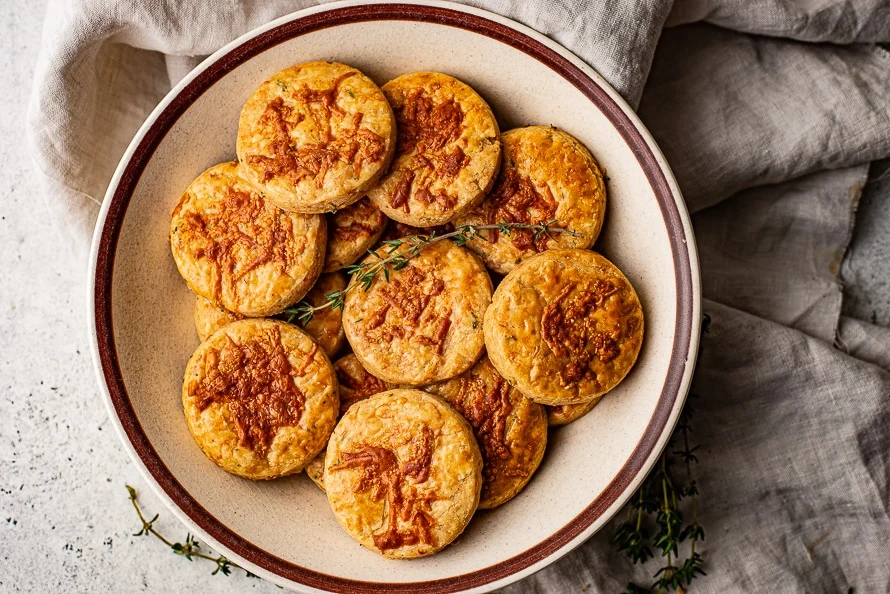 Cook the Books: Kaaskoekjes met manchego en tijm van Rutger 4 kaaskoekjes met manchego feat