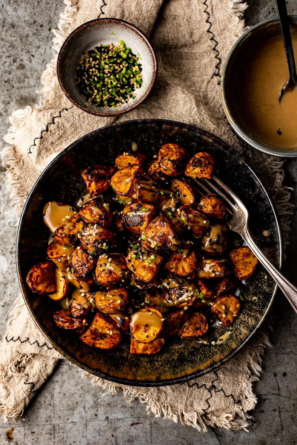 Cook the books: Pittig geroosterde aardappels met tahin en sojasaus van Ottolenghi 2 Pittig geroosterde aardappels met tahin