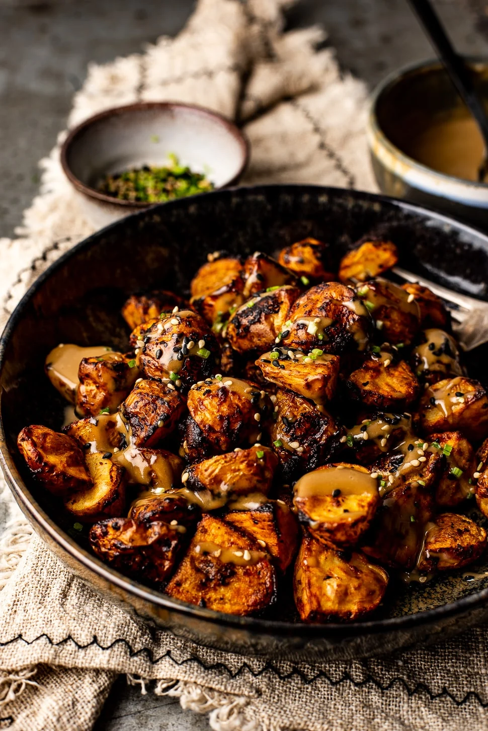 Cook the books: Pittig geroosterde aardappels met tahin en sojasaus van Ottolenghi 3 Pittig geroosterde aardappels met tahin
