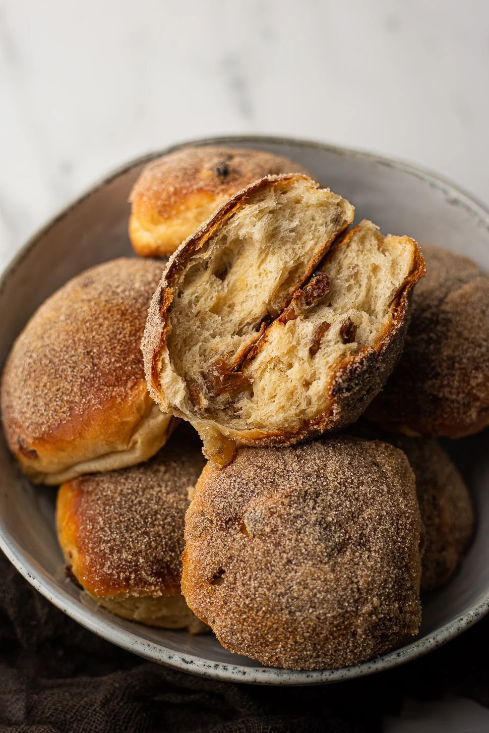 Kwarkbroodjes met rozijnen