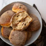 Kwarkbroodjes met rozijnen