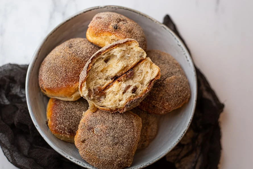 Kwarkbroodjes met rozijnen 2 Kwarkbroodjes met rozijnen