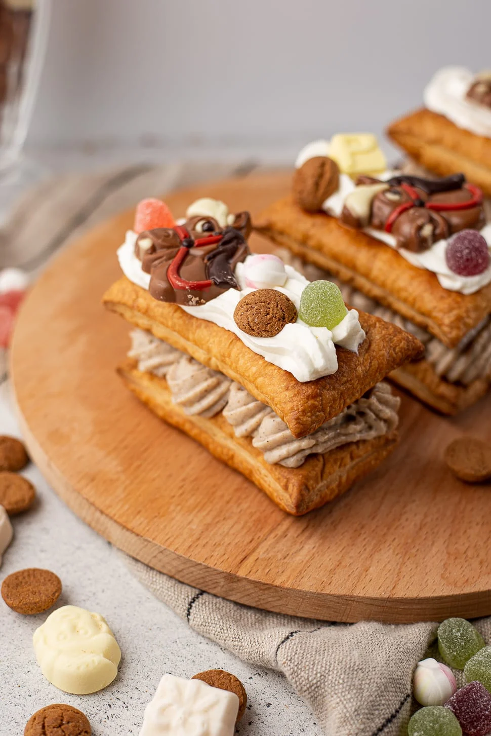 Sinterklaastompoucen met speculaasroom 2 Sinterklaas tompoucen met speculaasroom