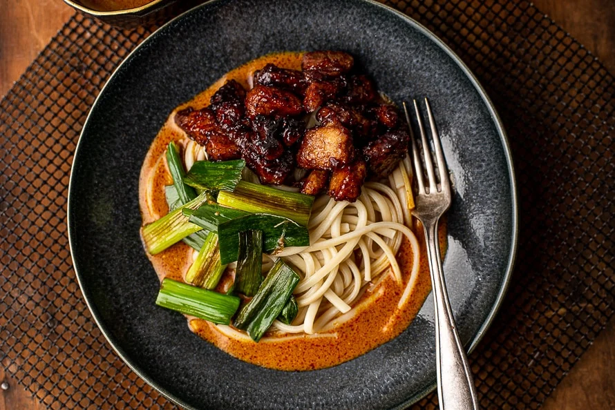 Udon in gele curry met plakkerige speklapjes 3 Udon in gele curry met plakkerige speklapjes