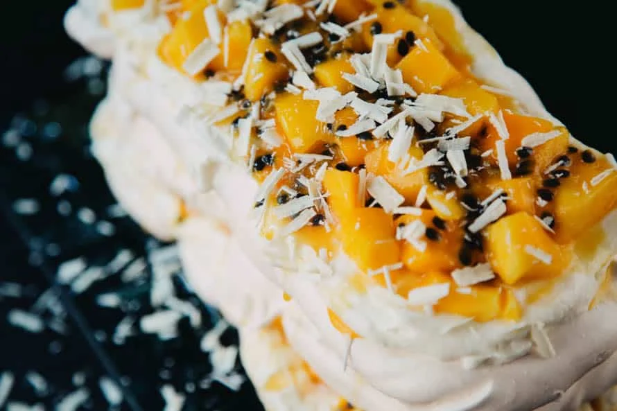 Meringue Layercake met Witte Chocoladeroom, Mango en Passievrucht 2 MeringueLayercakeMangoPassievrucht FI