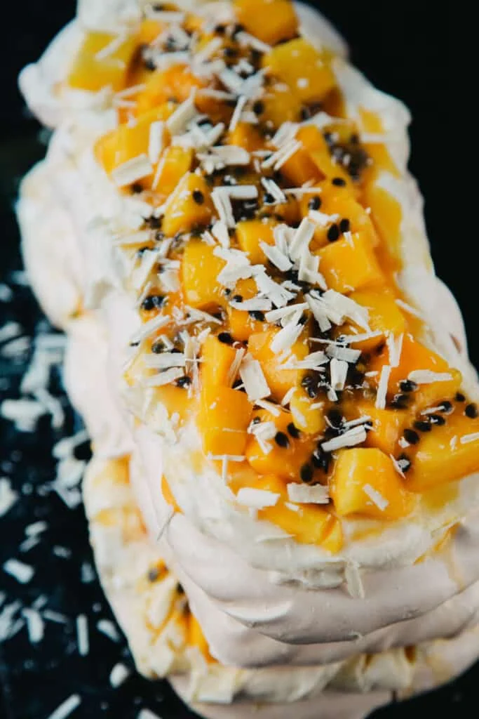 Meringue Layercake met Witte Chocoladeroom, Mango en Passievrucht 1 MeringueLayercakeMangoPassievrucht ST