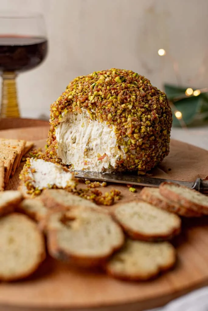 10x kleine kerst brunch hapjes 9 Borrelkaas met pistache en bacon