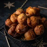 Oliebollen met stoofperen en kaneelsuiker
