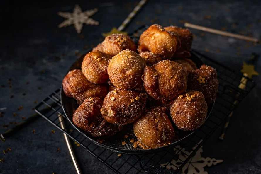 Oliebollen met stoofpeertjes en kaneelsuiker 3 Oliebollen met stoofperen en kaneelsuiker