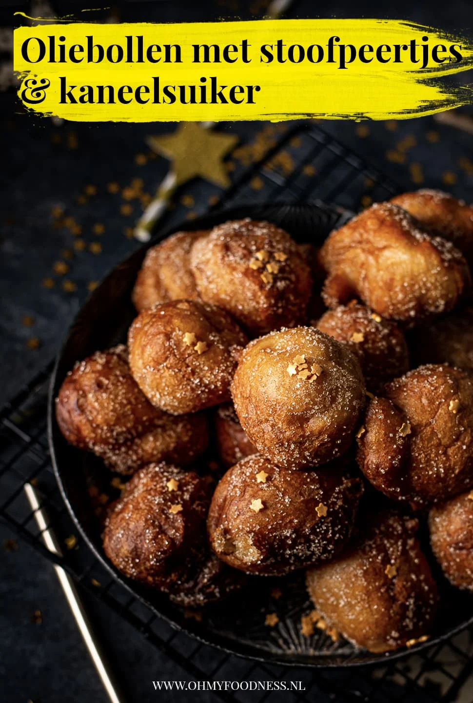 Oliebollen met stoofpeertjes en kaneelsuiker 4 Oliebollen met stoofperen en kaneelsuiker