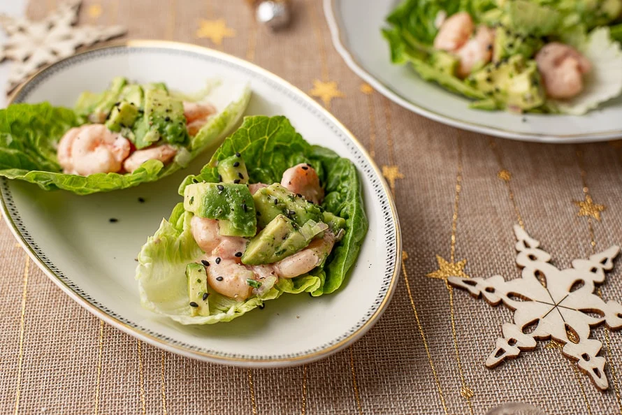 Slabootjes met garnalencocktail en avocadosalsa