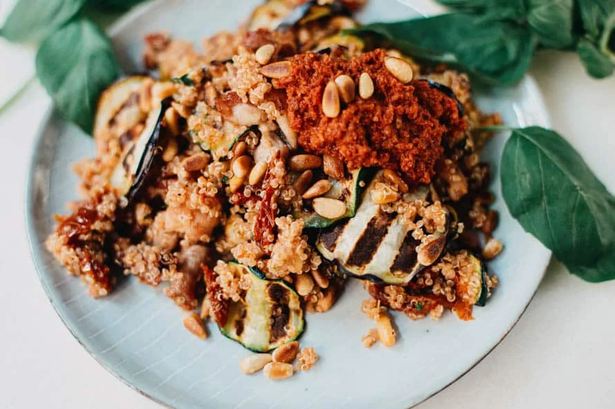Mediterraanse Quinoa Salade met Gegrilde Groenten, Kippendijen en Rode Pesto 32 04 Mediterraanse Quinoa Salade met Gegrilde Groenten Kippendijen en Rode Pesto FI