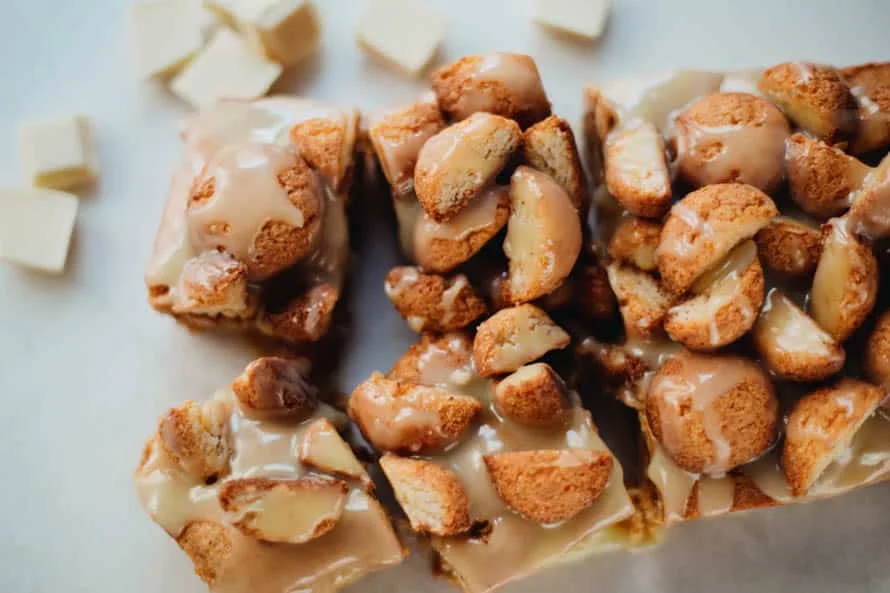 Bitterkoekjes Blondies met Witte Chocolade Ganache 2 Bitterkoekjes Blondies met Witte Chocolade Ganache FI